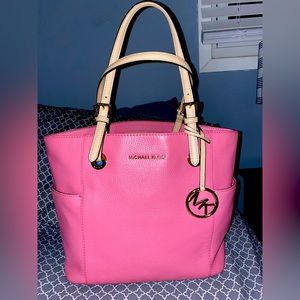 Beautiful pink MK bag very big extra space to put all your accessories!☺️